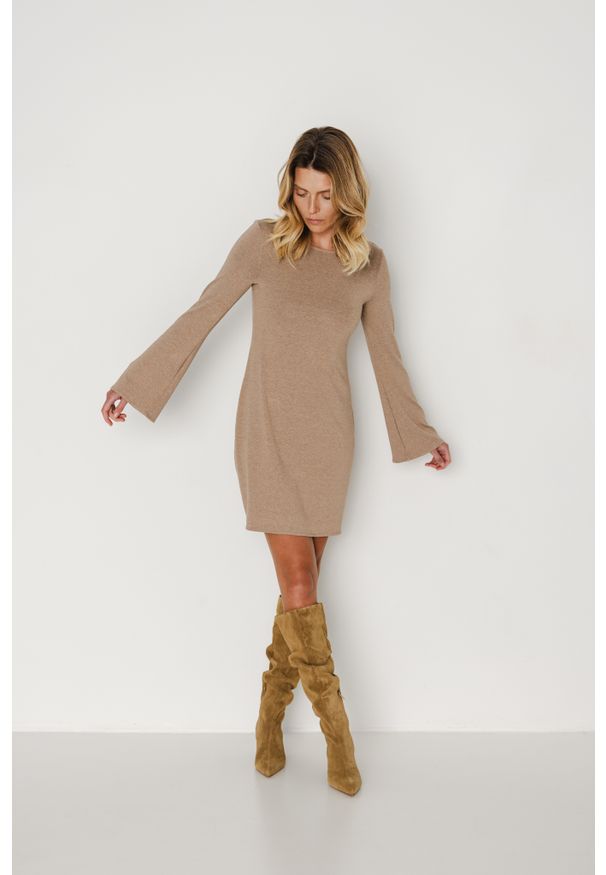 SUKIENKA ANABEL TAUPE M - Flawless. Okazja: na co dzień. Typ kołnierza: dekolt na plecach. Materiał: wiskoza, materiał, elastan. Typ sukienki: rozkloszowane. Styl: boho, casual, elegancki