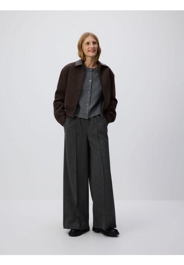 Reserved - Spodnie wide leg z kantem - ciemnoszary. Kolor: szary. Materiał: tkanina, wiskoza