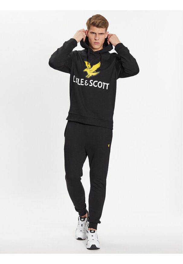 Dres Lyle & Scott. Kolor: czarny. Materiał: dresówka