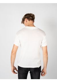 Takeshy Kurosawa T-shirt "Over Filo" | 82966 | Over Filo | Mężczyzna | Biały. Kolor: biały. Materiał: bawełna. Długość rękawa: krótki rękaw. Wzór: aplikacja #10