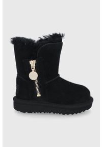 Ugg - UGG Śniegowce zamszowe dziecięce Bailey Zip Short kolor czarny. Nosek buta: okrągły. Kolor: czarny. Materiał: zamsz. Szerokość cholewki: normalna #1