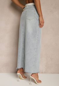 Renee - Jasnoniebieska Spódnica Jeansowa o Ołówkowym Kroju Zdobiona Rozcięciem Lisovira. Stan: podwyższony. Kolor: niebieski. Materiał: jeans. Wzór: aplikacja. Styl: elegancki #3