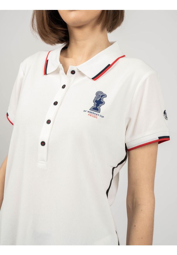 North Sails X Prada Koszulka Polo "Auroa" | 45 2502 000 | Auroa Polo S/S | Kobieta | Biały. Okazja: na co dzień. Typ kołnierza: polo. Kolor: biały. Materiał: poliester. Wzór: aplikacja, nadruk. Styl: klasyczny, casual