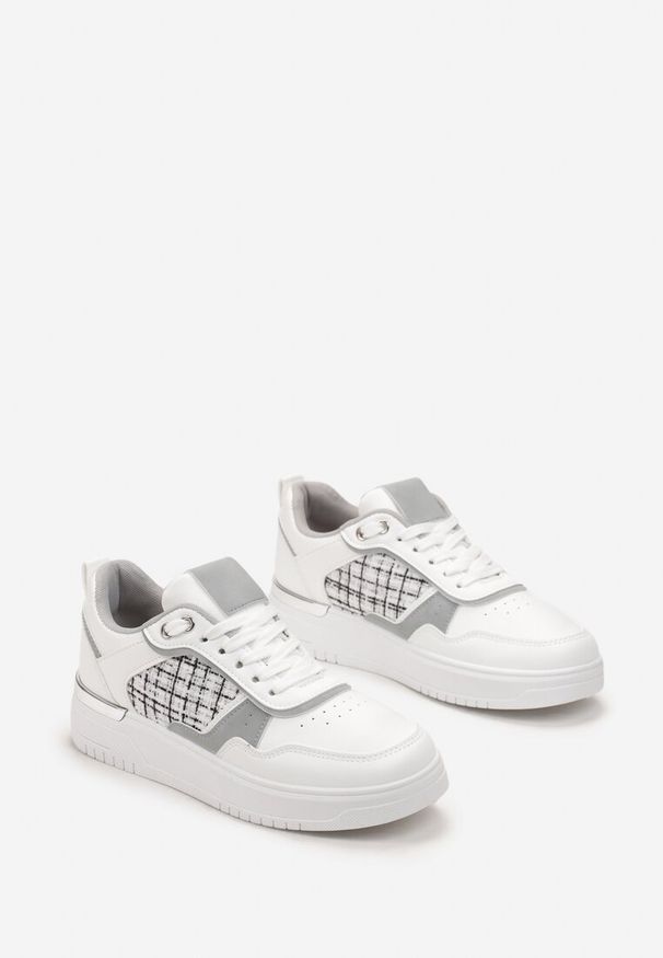 Renee - Białe Sneakersy Ozdobione Wstawką z Tweedowego Materiału Saini. Nosek buta: okrągły. Zapięcie: sznurówki. Kolor: biały. Materiał: materiał. Wzór: aplikacja. Sezon: jesień, wiosna. Obcas: na obcasie. Wysokość obcasa: niski