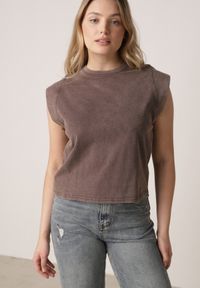 Born2be - Brązowy Bawełniany Top z Efektem Sprania Belatia. Okazja: na co dzień. Kolor: brązowy. Materiał: bawełna. Styl: casual #1