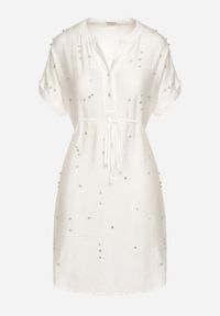 Born2be - Biała Pudełkowa Sukienka ze Ściągaczem w Talii Zdobiona Cyrkoniami Pilefia. Typ kołnierza: dekolt w kształcie V. Kolor: biały. Długość rękawa: krótki rękaw. Wzór: aplikacja. Styl: elegancki #4