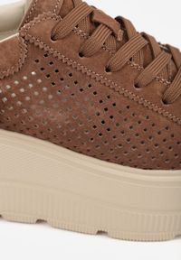 Born2be - Brązowe Skórzane Sneakersy na Platformie i Koturnie Zdobione Perforacją Peniesh. Okazja: na co dzień. Kolor: brązowy. Materiał: skóra. Wzór: aplikacja. Obcas: na koturnie #4