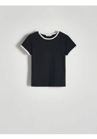 Reserved - T-shirt z kontrastową lamówką - czarny. Kolor: czarny. Materiał: dzianina, bawełna