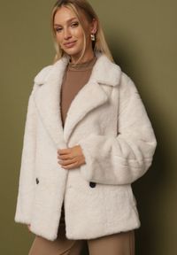 Born2be - Biała Kurtka Futerko o Dwurzędowym Kroju Oversize Nalizana. Okazja: na co dzień. Kolor: biały. Materiał: futro. Długość rękawa: długi rękaw. Długość: długie. Styl: casual, elegancki #1