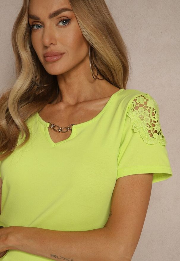 Renee - Zielony T-shirt z Bawełny Ozdobiony Koronką i Łańcuszkiem Liravee. Okazja: na co dzień. Kolor: zielony. Materiał: bawełna, koronka. Długość rękawa: krótki rękaw. Długość: krótkie. Wzór: aplikacja, koronka. Styl: casual