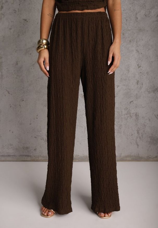 Renee - Brązowy Komplet Spodnie Wide Leg i Top ze Stójką i Drapowaniem w Talii Meridone. Kolor: brązowy. Materiał: materiał