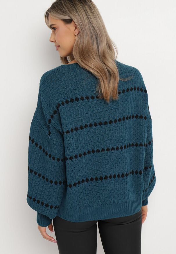 Born2be - Granatowy Sweter z Bufiastymi Rękawami Ozdobiony Cienkimi Paskami Bilentia. Kolor: niebieski. Wzór: aplikacja. Styl: klasyczny