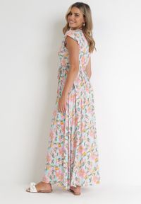 Born2be - Jasnoniebieska Sukienka Kopertowa z Gumką w Pasie w Kwiaty Pive. Typ kołnierza: kołnierz z falbankami. Kolor: niebieski. Materiał: wiskoza, materiał, tkanina. Wzór: kwiaty. Typ sukienki: kopertowe. Długość: maxi #6