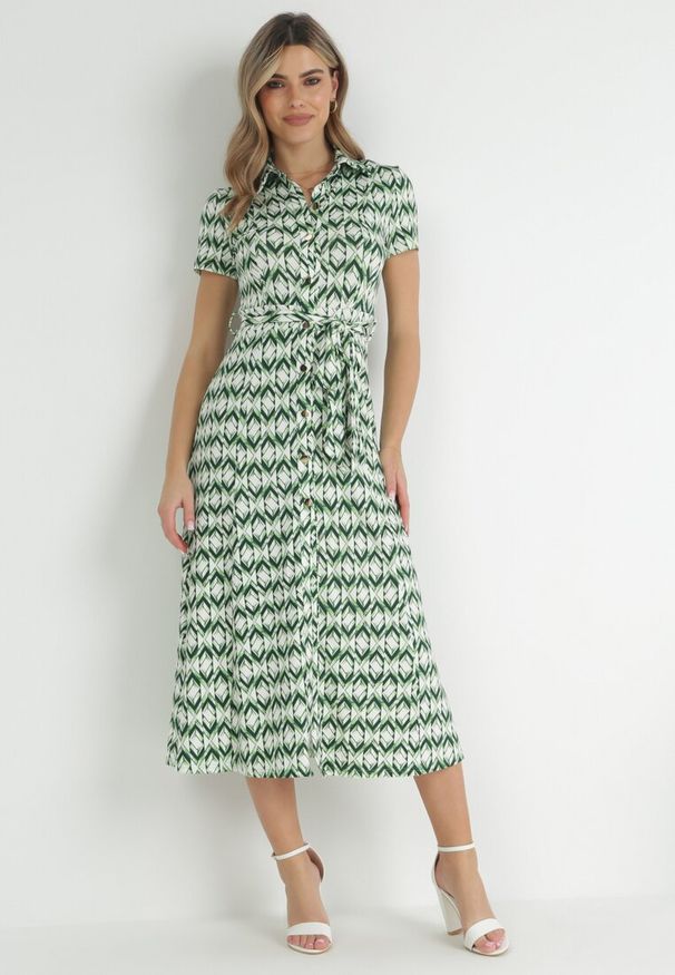 Born2be - Zielona Koszulowa Sukienka Maxi z Materiałowym Paskiem Rainora. Okazja: na co dzień. Typ kołnierza: dekolt w kształcie V. Kolor: zielony. Materiał: materiał. Długość rękawa: krótki rękaw. Typ sukienki: koszulowe. Styl: elegancki, klasyczny, casual. Długość: maxi