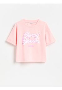Reserved - Krótki t-shirt z nadrukiem - brzoskwiniowy. Kolor: pomarańczowy. Materiał: bawełna, dzianina. Długość: krótkie. Wzór: nadruk #1