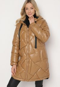 Born2be - Jasnobrązowa Długa Pikowana Kurtka z Kapturem i Ściąganymi Sznurkami Norezi. Okazja: na co dzień. Typ kołnierza: kaptur. Kolor: brązowy. Materiał: jeans. Długość: długie. Wzór: aplikacja. Sezon: zima. Styl: casual, elegancki #6