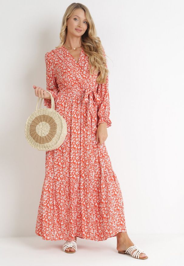 Born2be - Pomarańczowa Sukienka Maxi z Wiskozy z Wiązanym Paskiem Maridia. Typ kołnierza: dekolt kopertowy. Kolor: pomarańczowy. Materiał: wiskoza. Sezon: wiosna, lato. Typ sukienki: kopertowe. Długość: maxi