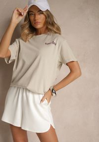 Renee - Jasnobeżowy T-shirt z Bawełny o Kroju Oversize Fillinea. Okazja: na co dzień. Kolor: beżowy. Materiał: bawełna. Wzór: napisy, aplikacja. Styl: klasyczny, casual #4