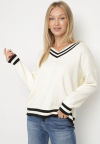 Born2be - Jasnobeżowy Sweter z Domieszką Kaszmiru w Stylu Preppy Liendria. Okazja: na spotkanie biznesowe, do pracy, na co dzień. Kolor: beżowy. Materiał: kaszmir. Wzór: aplikacja. Styl: biznesowy, klasyczny, casual #4