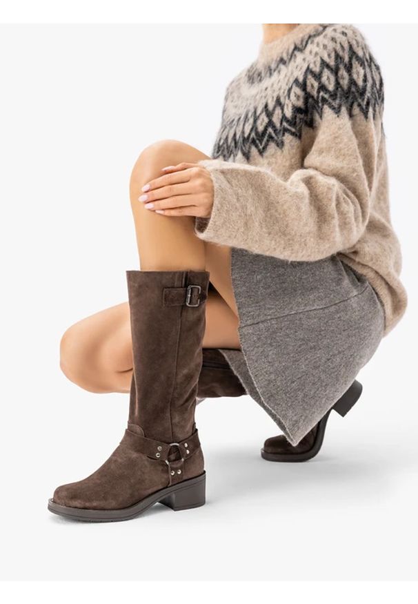 Ryłko - Brązowe kozaki biker boots ze skóry welurowej. Zapięcie: zamek. Kolor: brązowy. Materiał: welur, skóra. Szerokość cholewki: normalna. Obcas: na obcasie. Styl: street. Wysokość obcasa: średni