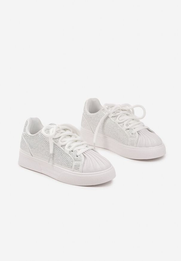 Born2be - Białe Sneakersy Ozdobione Cyrkoniami i Tłoczonym Noskiem Calreis. Okazja: na co dzień. Kolor: biały. Materiał: jeans. Wzór: aplikacja. Obcas: na płaskiej podeszwie