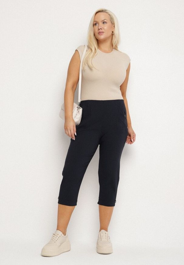 Born2be - Granatowe Spodnie z Wiskozą i Ozdobnymi Guzikami Lireza. Okazja: na co dzień. Kolor: niebieski. Materiał: wiskoza. Styl: casual, klasyczny
