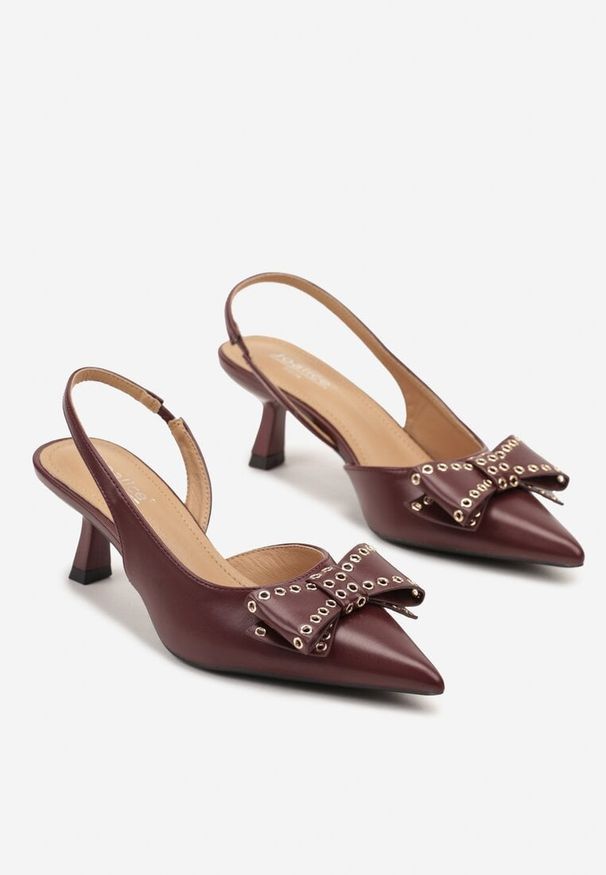 Renee - Czerwone Sandały Slingback na Kaczuszce Zdobione Kokardą z Nitami Rizonna. Okazja: na co dzień. Kolor: czerwony. Wzór: aplikacja. Obcas: na szpilce. Styl: casual, klasyczny, elegancki. Wysokość obcasa: średni