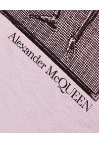 Alexander McQueen - ALEXANDER MCQUEEN - Różowy t-shirt z logo. Okazja: na co dzień. Kolor: różowy, wielokolorowy, fioletowy. Materiał: bawełna. Wzór: aplikacja, nadruk. Styl: casual #5
