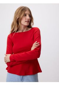 Reserved - Bluzka z baskinką - czerwony. Kolor: czerwony. Materiał: dzianina, bawełna. Wzór: gładki