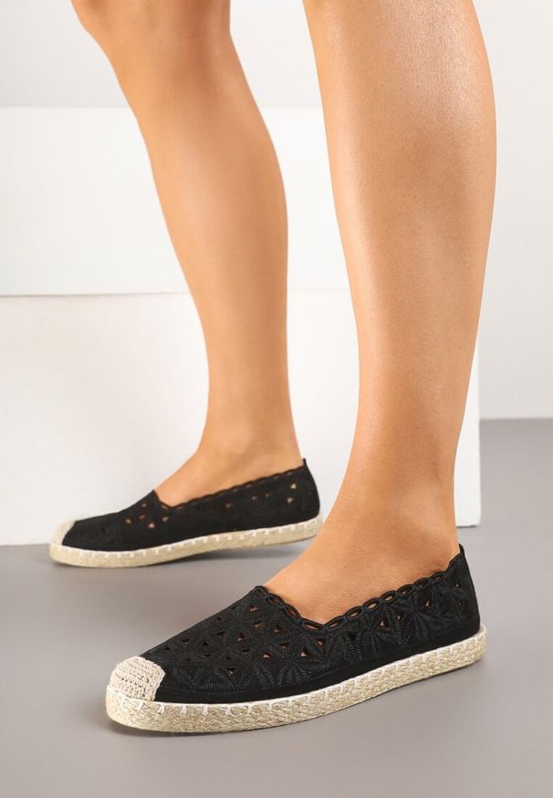 Born2be - Czarne Ażurowe Espadryle Vices z Ozdobną Plecionką Arivrae. Okazja: na spacer. Kolor: czarny. Wzór: ażurowy. Sezon: lato. Obcas: na obcasie. Styl: elegancki. Wysokość obcasa: niski