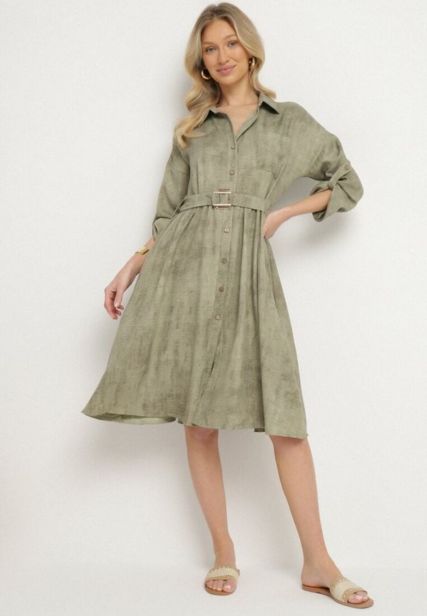 Born2be - Zielona Sukienka o Koszulowym Kroju z Paskiem z Klamrą Evelmio. Okazja: na co dzień. Typ kołnierza: kołnierzyk klasyczny. Kolor: zielony. Materiał: jeans. Długość rękawa: długi rękaw. Typ sukienki: koszulowe. Styl: klasyczny, casual, elegancki