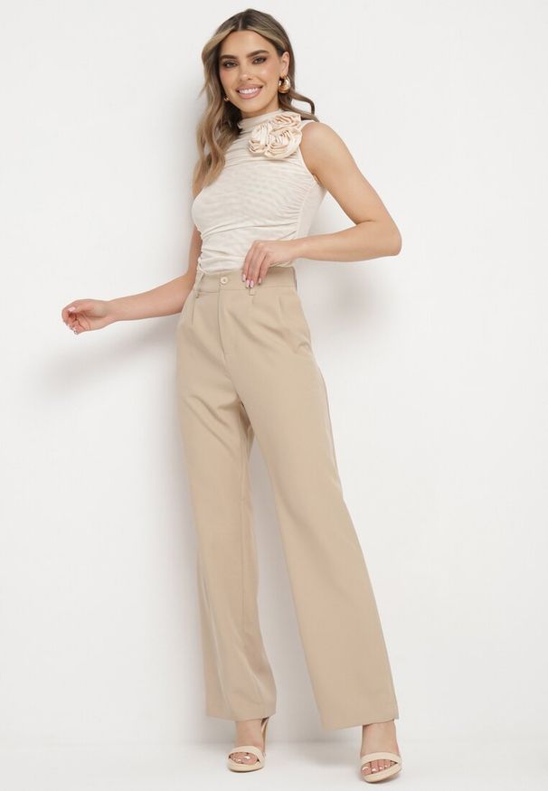 Born2be - Beżowe Spodnie Garniturowe z Wysokim Stanem i Gumką w Pasie Covia. Okazja: na co dzień, do pracy. Stan: podwyższony. Kolor: beżowy. Styl: casual