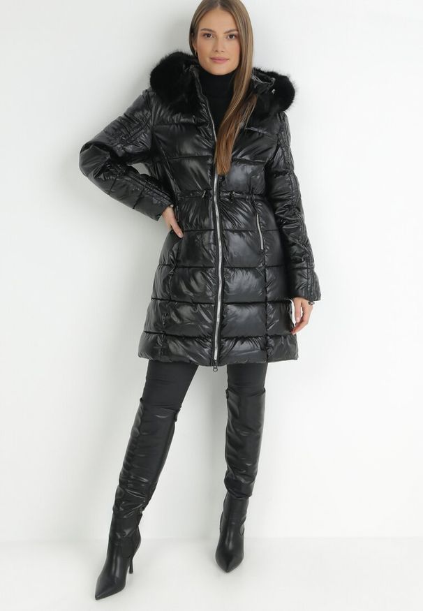 Born2be - Czarna Kurtka Pikowana z Futrzanym Kapturem Ficy. Kolor: czarny. Materiał: futro. Długość: długie. Wzór: aplikacja
