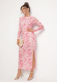 Born2be - Fuksjowa Dopasowana Sukienka z Siateczki z Wiskozą w Abstrakcyjny Wzór Sarilene. Okazja: na co dzień. Kolor: różowy. Materiał: wiskoza. Długość rękawa: długi rękaw. Typ sukienki: dopasowane. Styl: klasyczny, casual, elegancki #3