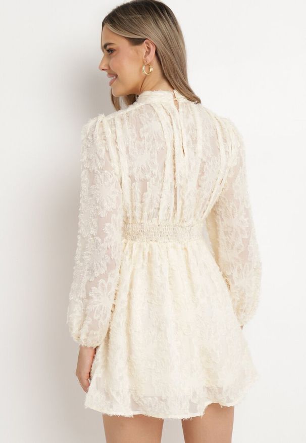 Born2be - Beżowa Rozkloszowana Sukienka Koronkowa Mini Alatalo. Kolor: beżowy. Materiał: koronka. Długość: mini