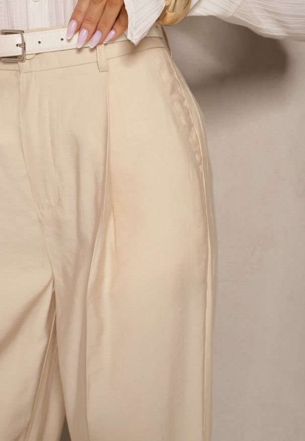 Renee - Jasnobeżowe Garniturowe Spodnie High Waist o Szerokim Kroju Efrase. Okazja: na co dzień. Stan: podwyższony. Kolor: beżowy. Styl: casual