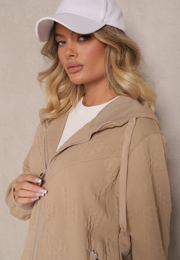 Renee - Ciemnobeżowy Komplet Dresowy Zdobiony Tłoczeniem Bluza z Kapturem i Joggery Tuseira. Kolor: beżowy. Materiał: dresówka. Wzór: aplikacja