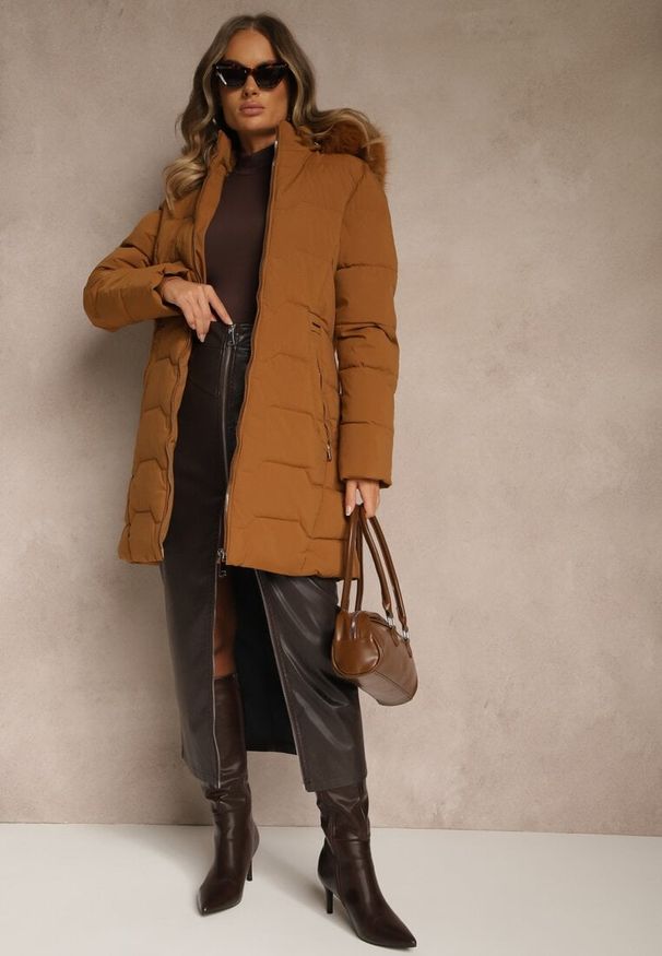 Renee - Brązowa Pikowana Kurtka o Taliowanym Kroju z Kapturem z Futerkiem Mindria. Okazja: na spacer. Typ kołnierza: kaptur. Kolor: brązowy. Materiał: futro. Styl: elegancki