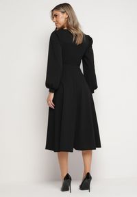 Born2be - Czarna Rozkloszowana Midi Sukienka z Eleganckimi Luźnymi Rękawami Samriddhi. Okazja: do pracy. Kolor: czarny. Typ sukienki: rozkloszowane. Styl: elegancki. Długość: midi #4