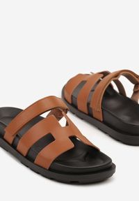 Renee - Brązowe Klapki Ozdobione Wycięciami Fenelissa. Okazja: na co dzień. Kolor: brązowy. Materiał: jeans. Wzór: aplikacja. Sezon: lato. Styl: elegancki, casual #5