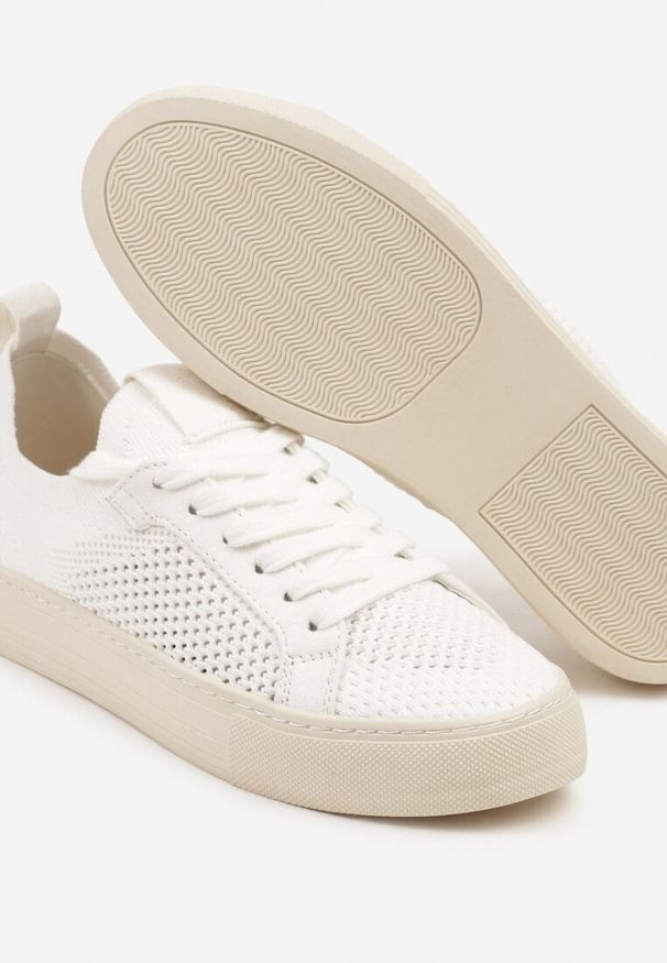 Renee - Białe Siateczkowe Sneakersy Ozdobione Metaliczną Nicią Nimiarene. Kolor: biały. Materiał: jeans. Wzór: aplikacja