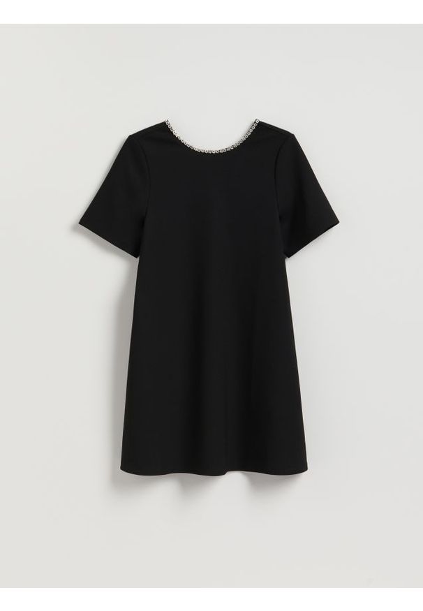 Reserved - Sukienka z ozdobnym dekoltem - czarny. Kolor: czarny. Materiał: dzianina. Typ sukienki: proste