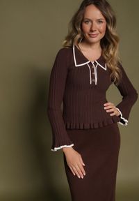 Born2be - Brązowy Sweter z Wiskozą w Stylu Retro z Kołnierzykiem i Guzikami Sarrise. Okazja: na spotkanie biznesowe, do pracy, na co dzień. Typ kołnierza: kołnierz z falbankami. Kolor: brązowy. Materiał: wiskoza. Wzór: aplikacja. Styl: retro
