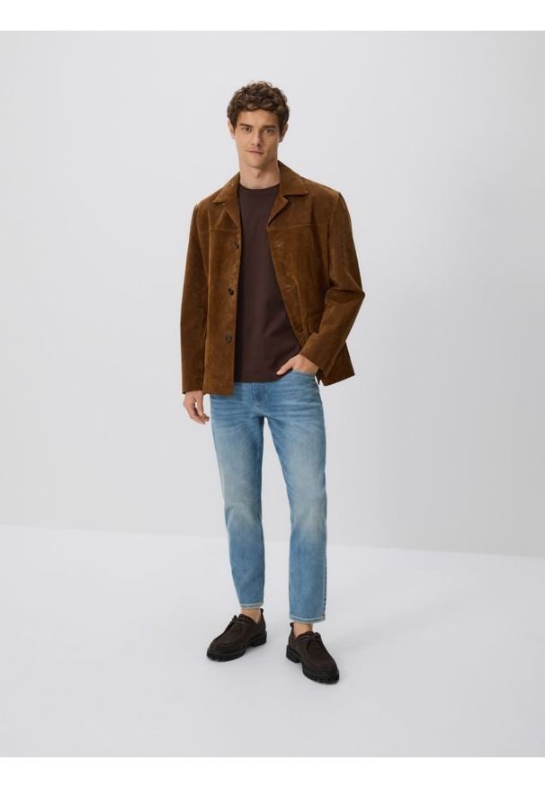 Reserved - Jeansy carrot slim z efektem sprania - niebieski. Kolor: niebieski