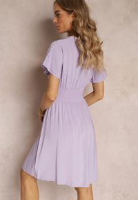 Renee - Fioletowa Sukienka z Wiskozy Jadith. Kolor: fioletowy. Materiał: wiskoza. Długość rękawa: krótki rękaw. Wzór: gładki. Sezon: lato. Typ sukienki: kopertowe. Długość: mini #4
