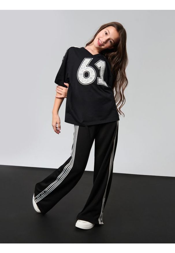 Sinsay - Spodnie wide leg z domieszką wiskozy - czarny. Kolor: czarny. Materiał: wiskoza