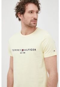 TOMMY HILFIGER - Tommy Hilfiger T-shirt bawełniany z aplikacją. Okazja: na co dzień. Kolor: żółty. Materiał: bawełna. Wzór: aplikacja. Styl: casual