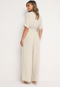Born2be - Beżowy Kopertowy Kombinezon z Gumką w Talii i Szerokimi Nogawkami Vimashea. Okazja: na co dzień. Kolor: beżowy. Styl: elegancki, casual #2