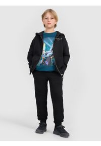 4f - 4F Spodnie dresowe joggery chłopięce - czarne 134 (8-9 lat). Okazja: na co dzień. Kolor: czarny. Materiał: dresówka. Wzór: napisy, gładki, ze splotem, nadruk. Sezon: lato. Styl: młodzieżowy, casual, sportowy #1