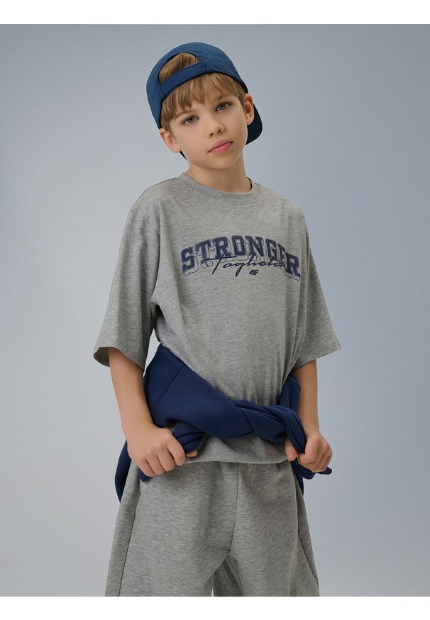 4f - 4F T-shirt loose z nadrukiem chłopięcy - szary 122/128 (6-8 lat). Okazja: na co dzień. Kolor: szary. Materiał: skóra, bawełna, dzianina. Wzór: nadruk. Sezon: lato. Styl: casual